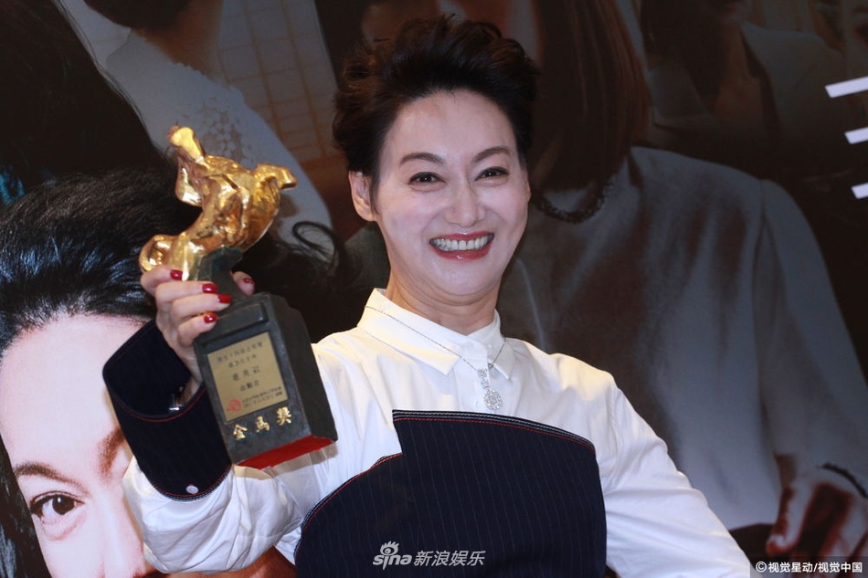 组图:金马奖影后庆功宴 惠英红获英皇老板赠项链祝贺_高清图集_新浪网