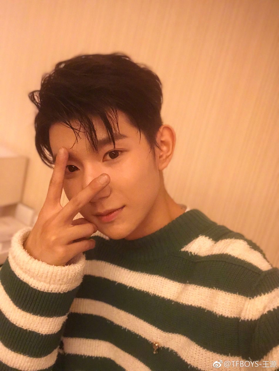 组图:王源晒9连拍比2018 闭眼卖萌帅气又可爱