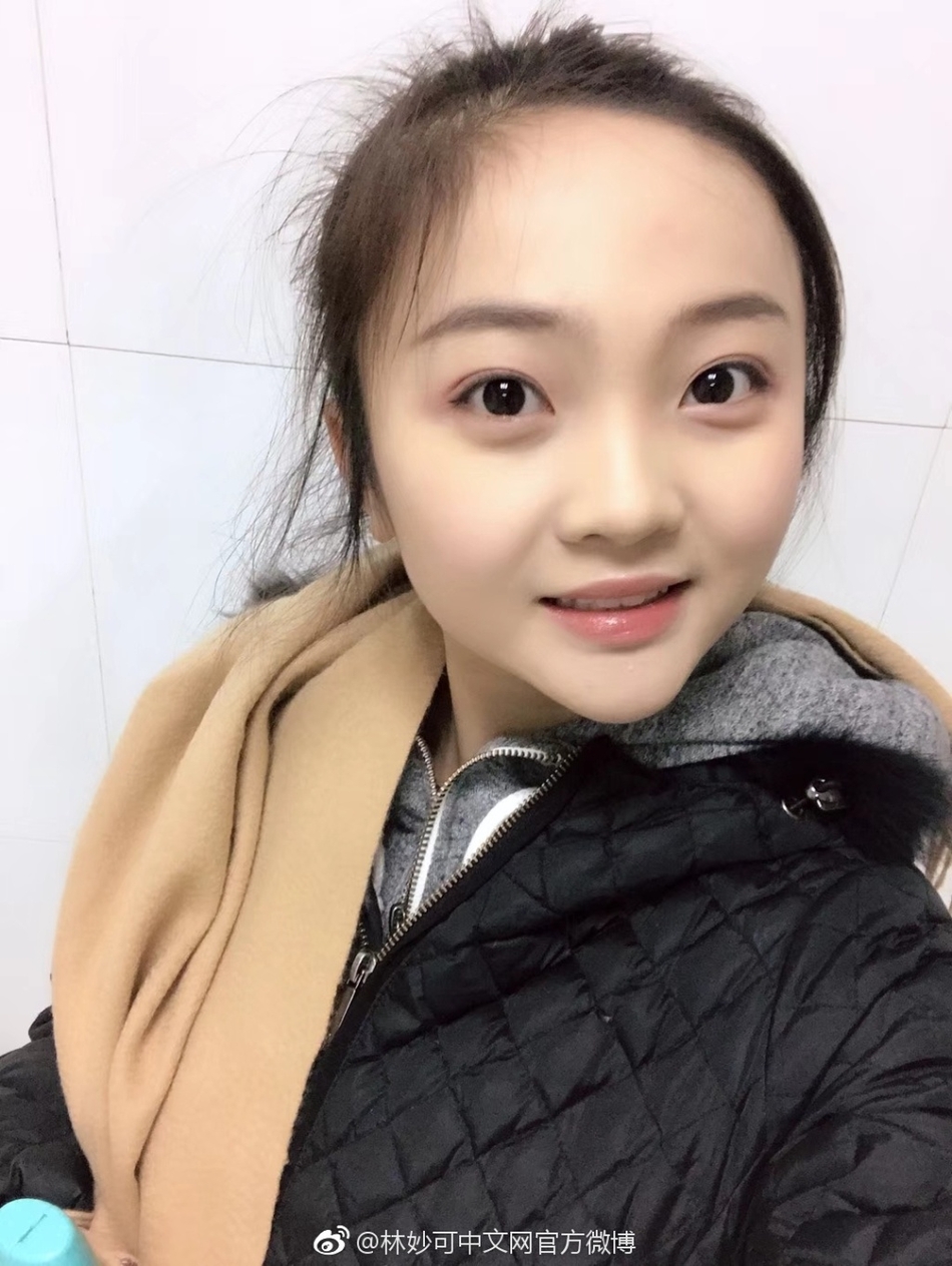 组图:林妙可近照曝光 瘦身成功小v脸抢镜