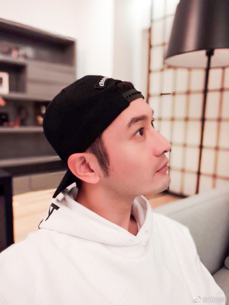 新浪娱乐讯 12月31日,黄晓明在微博晒出一组自拍照.