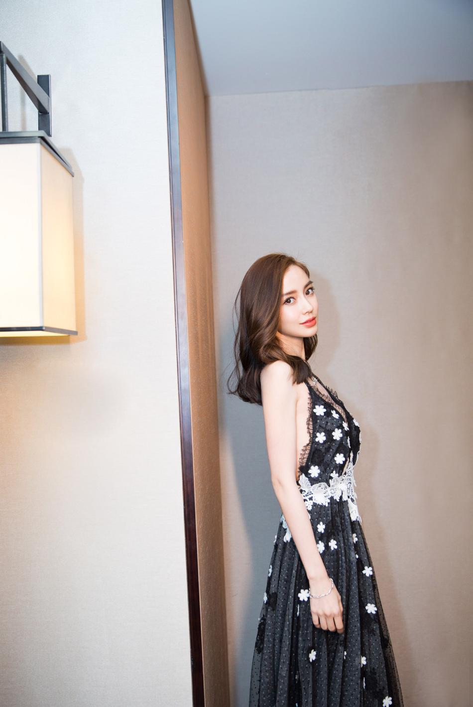 组图:辣妈baby吊带蕾丝裙秀玉背 清凉装扮风情万种_高清图集_新浪网