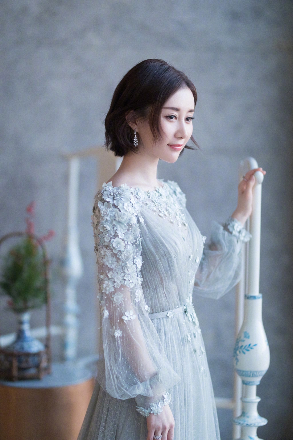 组图:舒畅蓝色纱裙气质出众 温柔娴雅似仙女本人