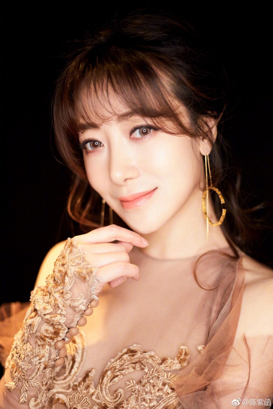 组图陈紫函裸色透视纱裙秀傲人上围笑容甜美仙女范十足