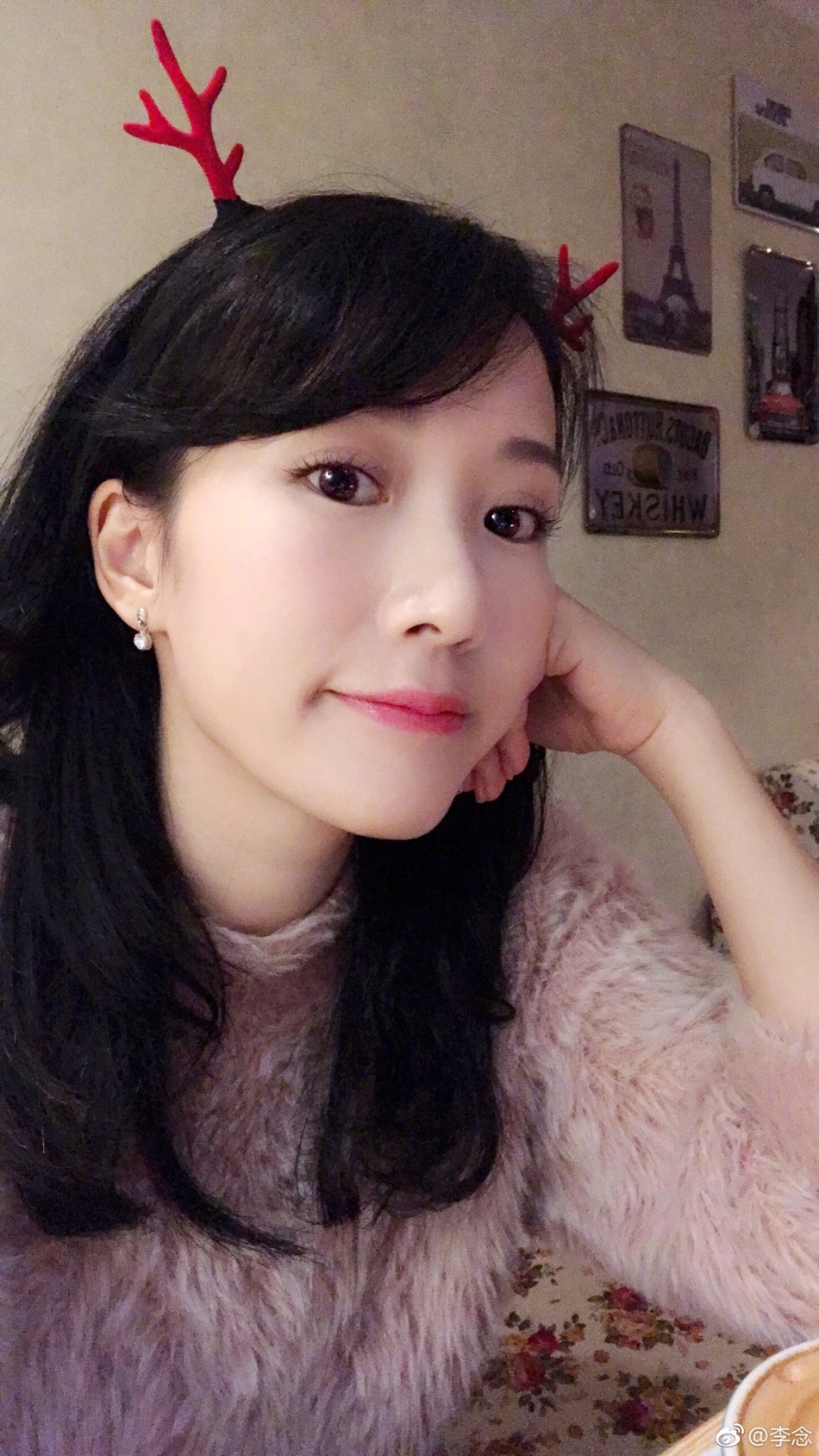 组图:阔太李念晒自拍比心卖萌 明眸大眼面容红润