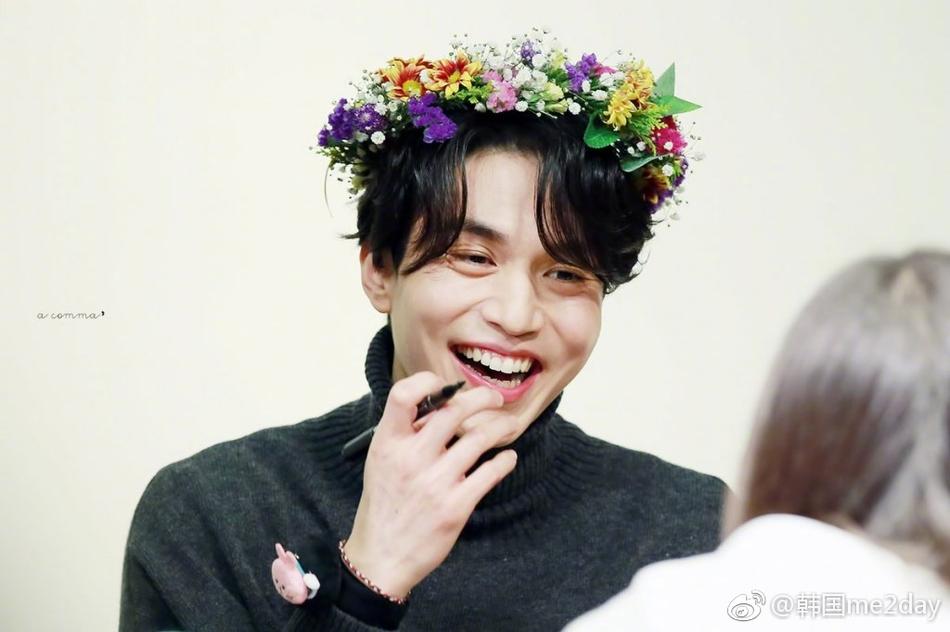 组图李栋旭近照曝光帅气十足笑容满面