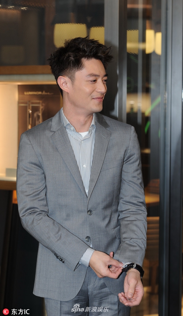 霍建华西装革履微笑迷人 举杯豪饮手上戒指吸睛