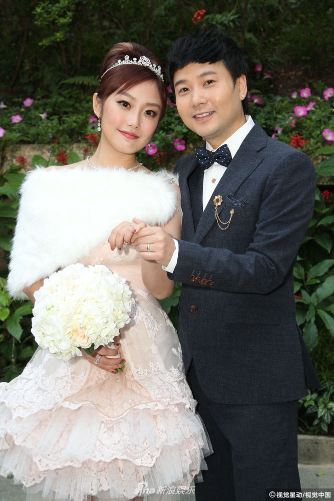 组图:歌手叶文辉与女友注册结婚 二人甜蜜亲吻狂秀恩爱