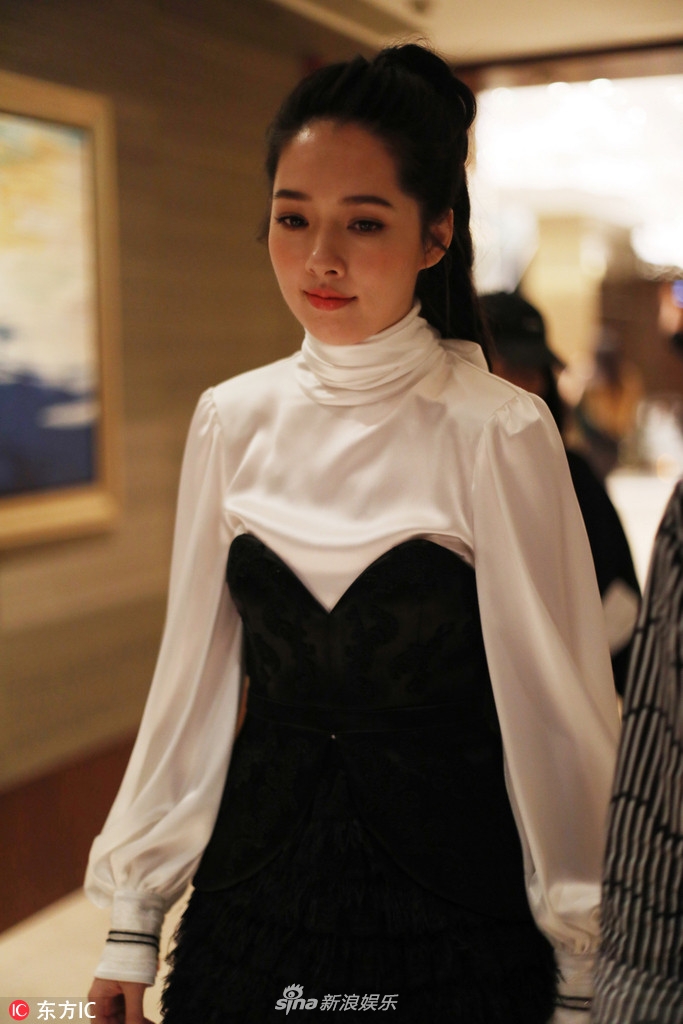 组图:郭碧婷高扎马尾显清纯 获众人拥护火速离开_高清图集_新浪网