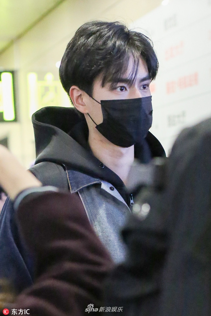 组图:胡一天遭粉丝围堵人气旺 口罩遮面露放电桃花眼