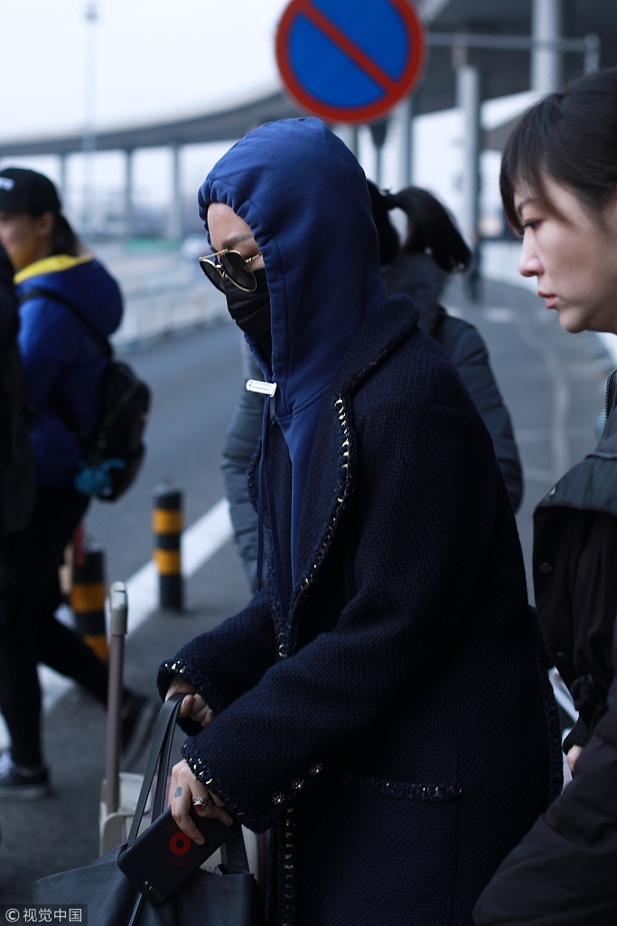 组图:周笔畅帽子口罩全副武装现身机场 单手拎包大步走潇洒帅气