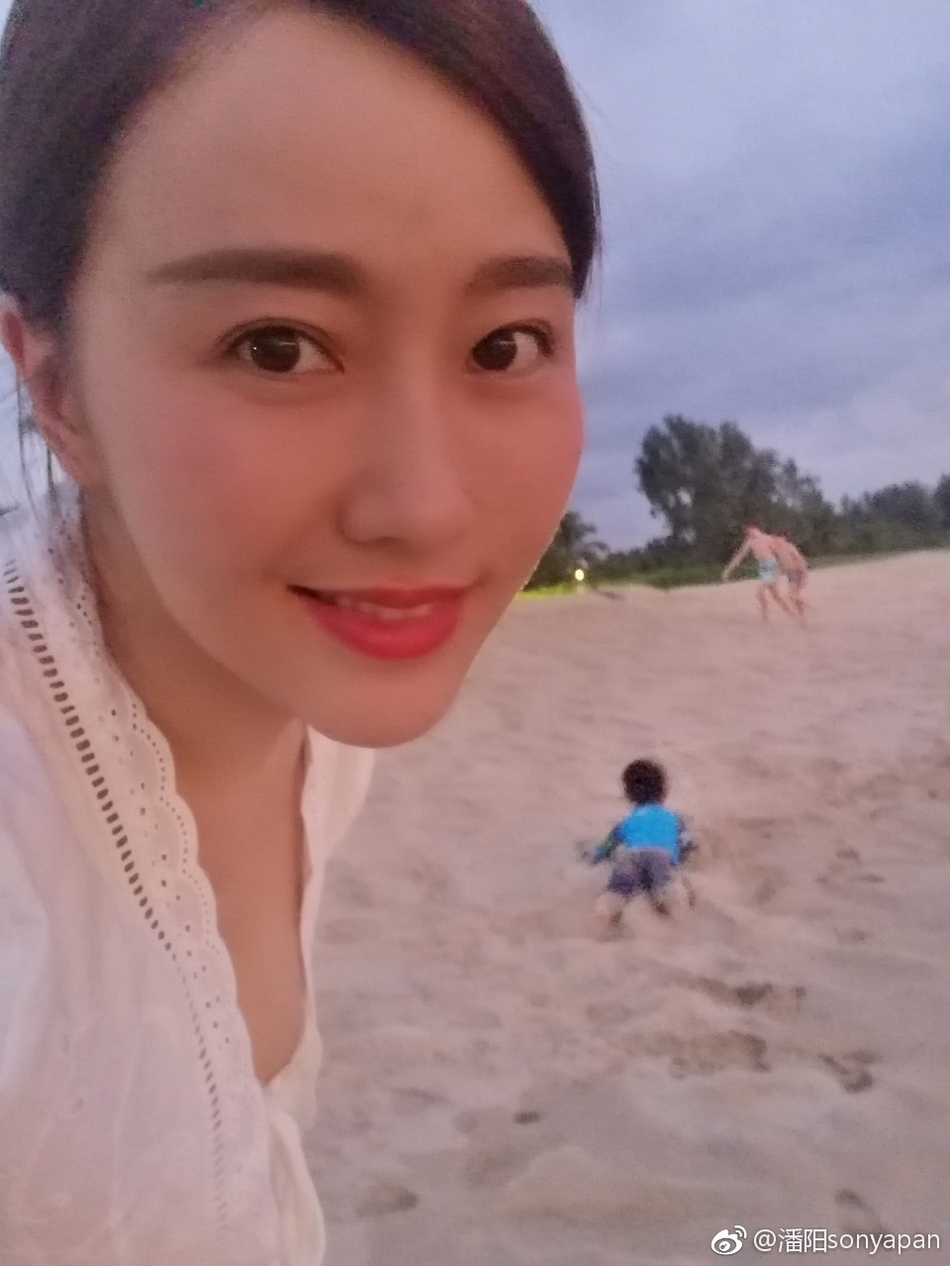 29 02:03:28 1 / 7 新浪娱乐讯 12月28日,潘长江女儿潘阳在微博晒出一