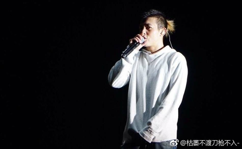 组图:陈冠希忘我献唱小辫子"起飞" 酷帅有型超嗨