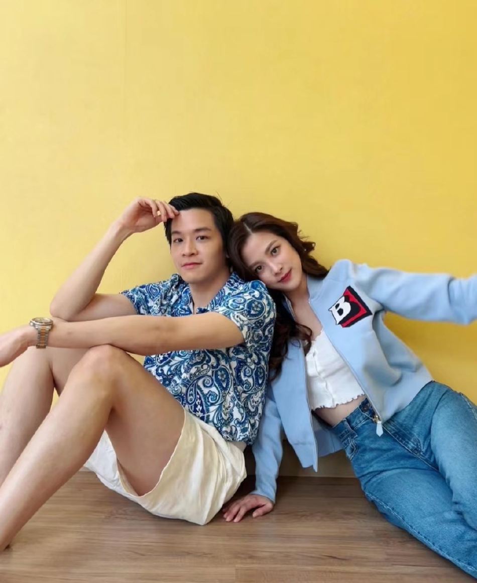 组图：“小水”平采娜晒与March合照彼此依偎甜笑默契十足第2张图片