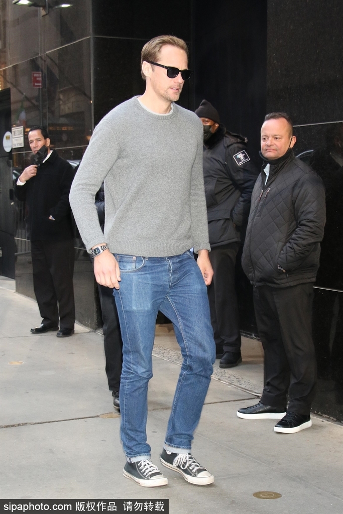 组图：亚历山大·斯卡斯加德录制节目穿灰色毛衣身形优越第4张图片