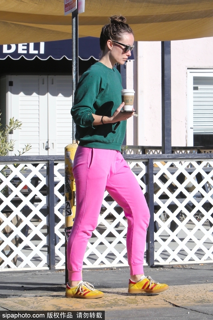 组图：奥利维亚·王尔德穿绿色卫衣出街 搭配粉色运动裤十分抢眼