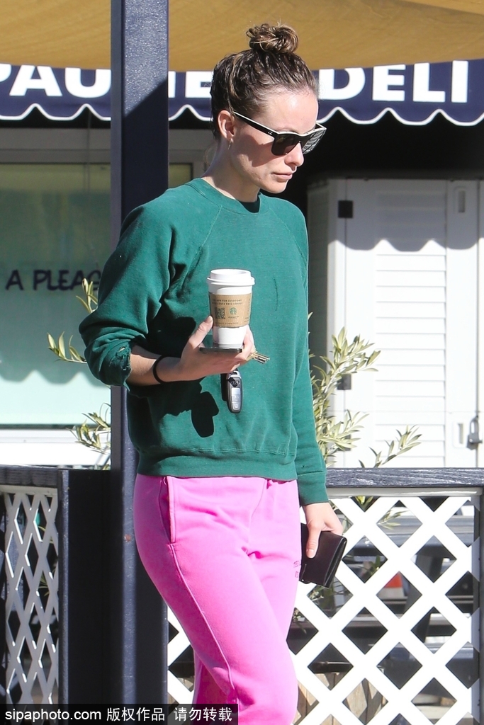组图：奥利维亚·王尔德穿绿色卫衣出街 搭配粉色运动裤十分抢眼