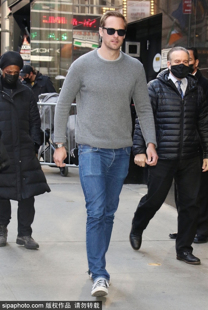 组图：亚历山大·斯卡斯加德录制节目穿灰色毛衣身形优越第3张图片