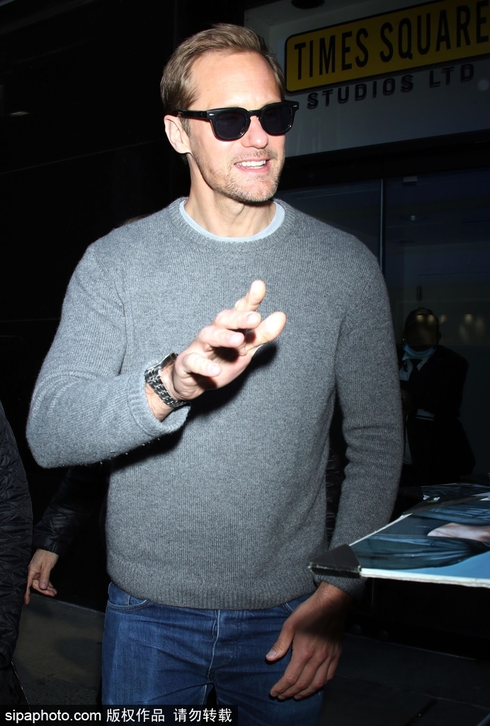 组图：亚历山大·斯卡斯加德录制节目穿灰色毛衣身形优越第2张图片