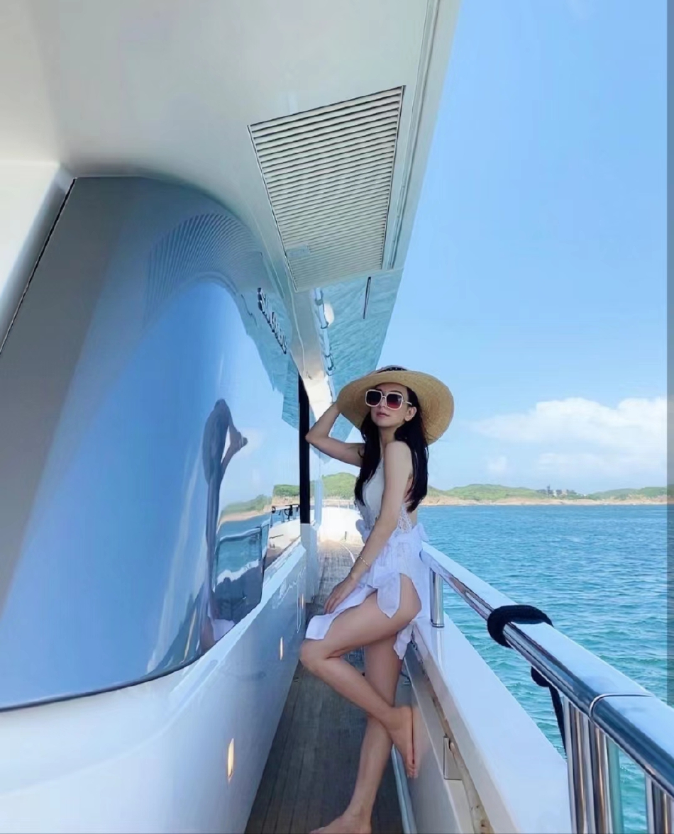 组图：方媛坐游艇出游大秀身材皮肤白皙长腿纤细状态佳第2张图片