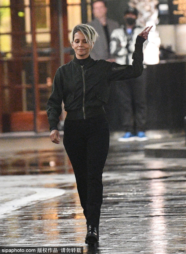 组图：哈莉·贝瑞抱暖手宝现身片场与马克·沃尔伯格飙戏第5张图片