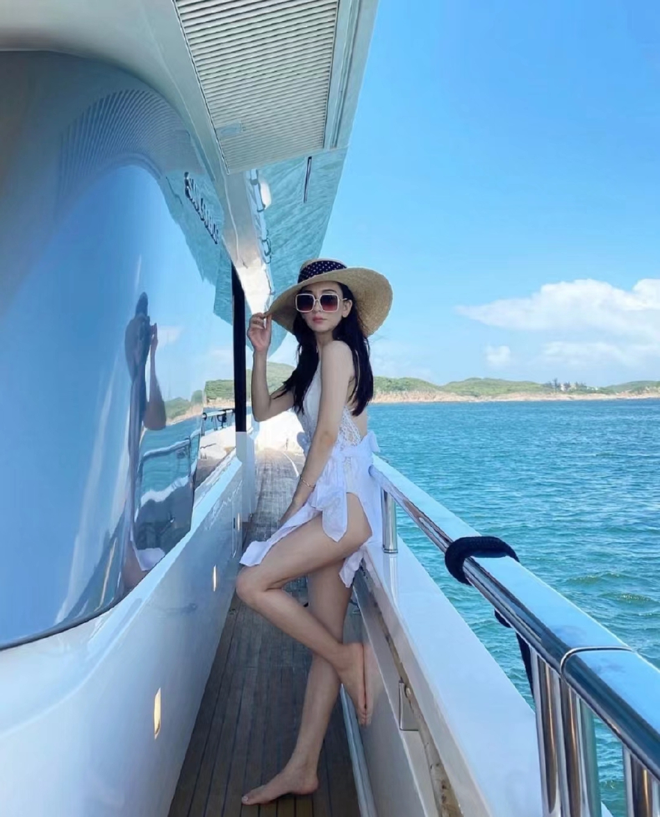 组图：方媛坐游艇出游大秀身材皮肤白皙长腿纤细状态佳第3张图片