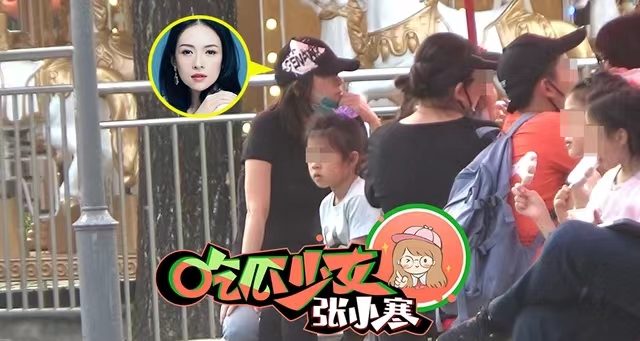 组图：章子怡带儿女公园玩耍被拍与醒醒坐海盗船温馨十足第1张图片