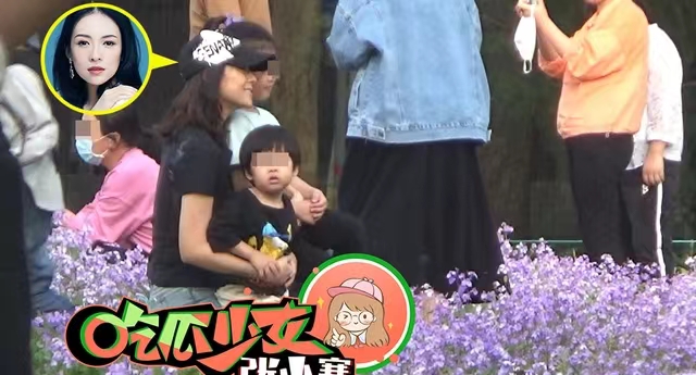 组图：章子怡带儿女公园玩耍被拍与醒醒坐海盗船温馨十足第3张图片