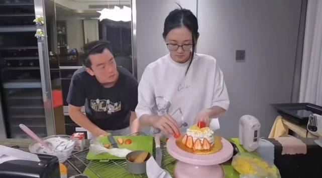 组图：苗苗郑恺做蛋糕为妈妈庆生女儿小酸奶安睡好可爱