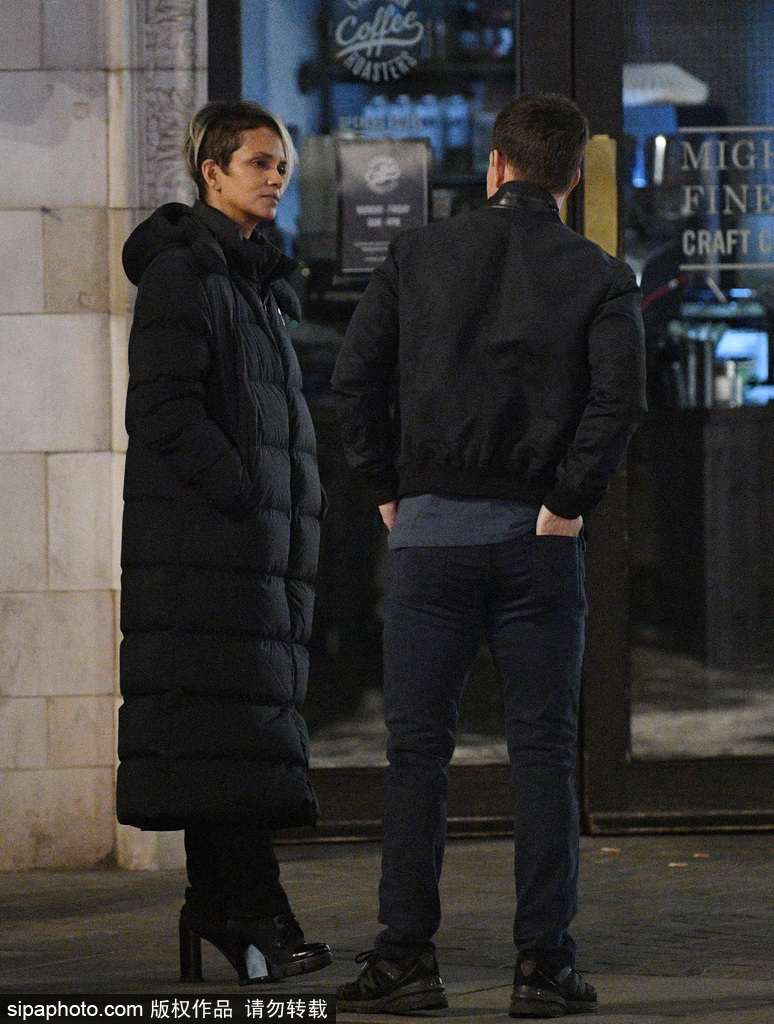 组图：哈莉·贝瑞抱暖手宝现身片场与马克·沃尔伯格飙戏第3张图片