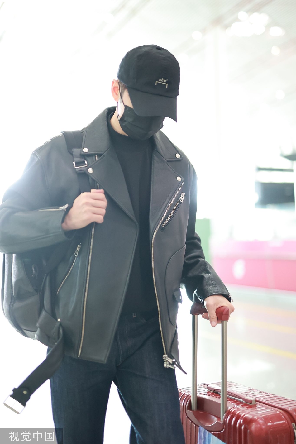 组图:张云龙穿黑色皮衣戴棒球帽现身机场 穿搭低调帅气魅力十足