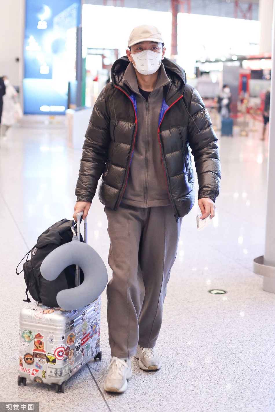 组图：李光洁休闲装扮现身机场 戴鸭舌帽手拉行李箱十分抢眼