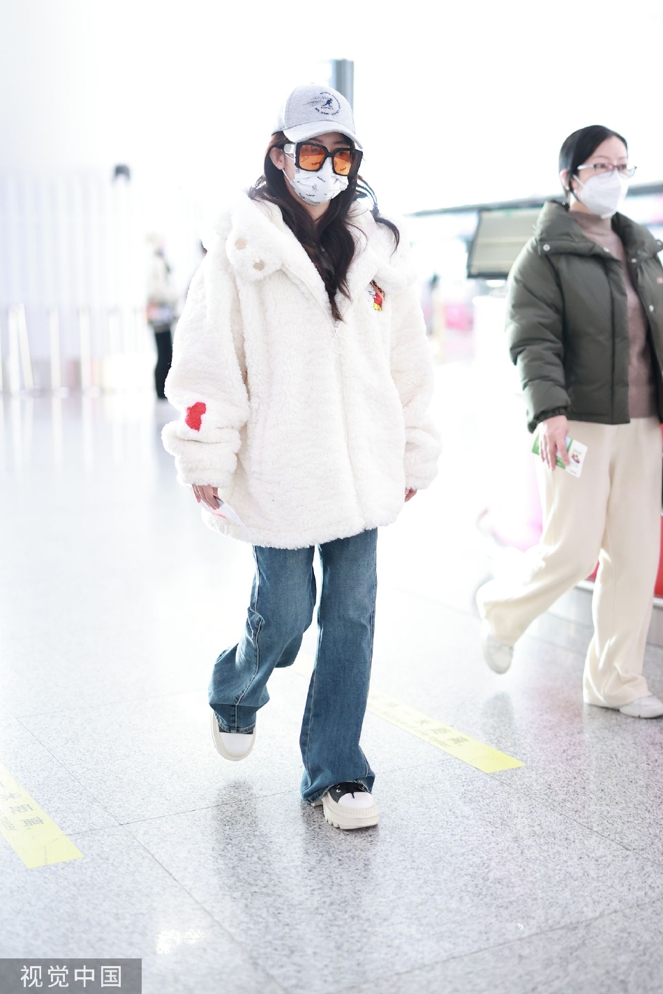 组图：赖美云穿白色卡通毛绒外套出行 造型保暖清新有活力
