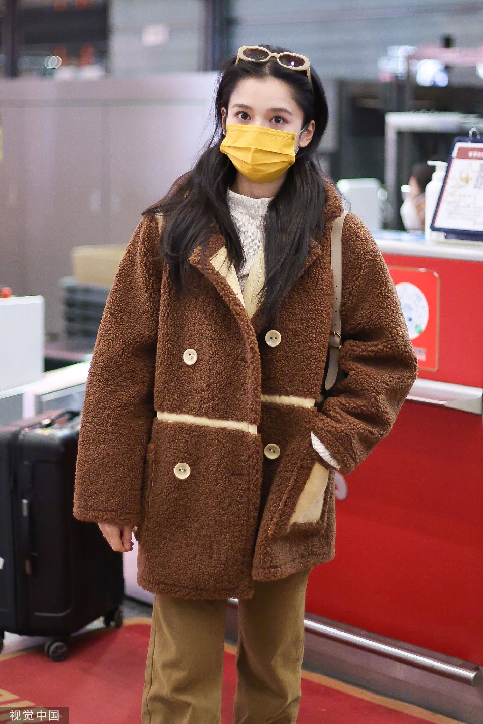 组图：张婧仪穿羊羔绒外套现身机场 戴黄框眼镜穿着保暖气质好