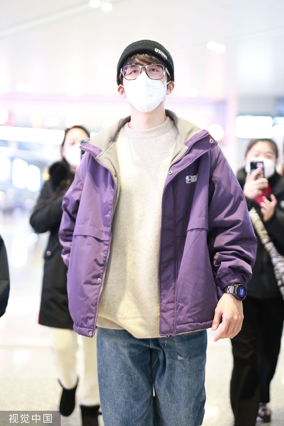 组图：张新成穿紫色外套现身机场 手拿小巧包包帅气有型