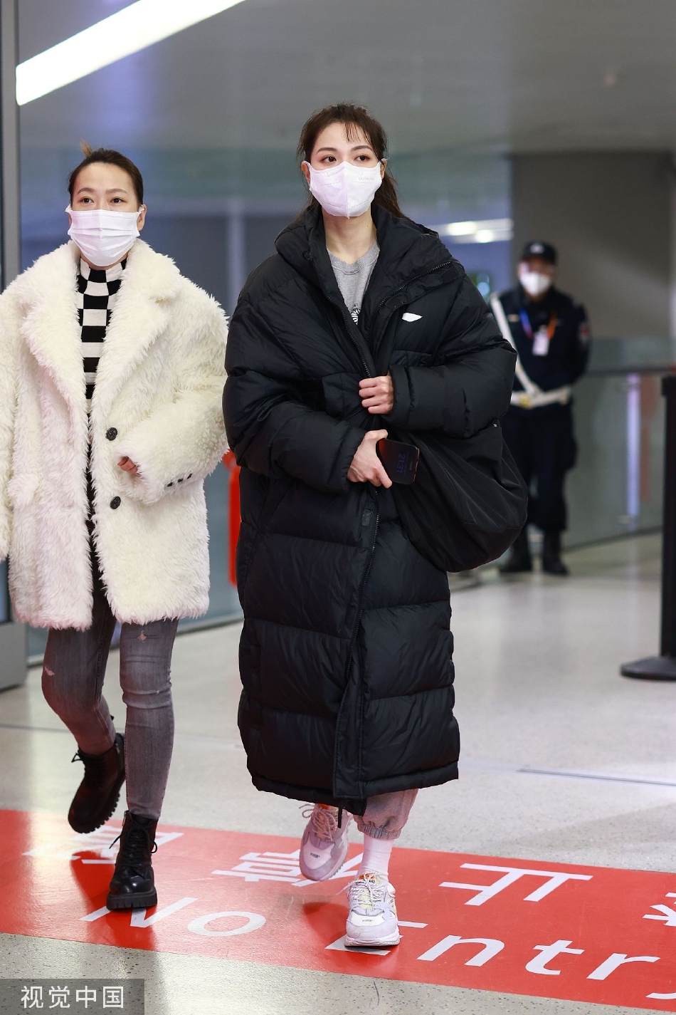 组图：钟楚曦马尾造型抵达机场 灰色卫衣搭配长款羽绒服休闲保暖