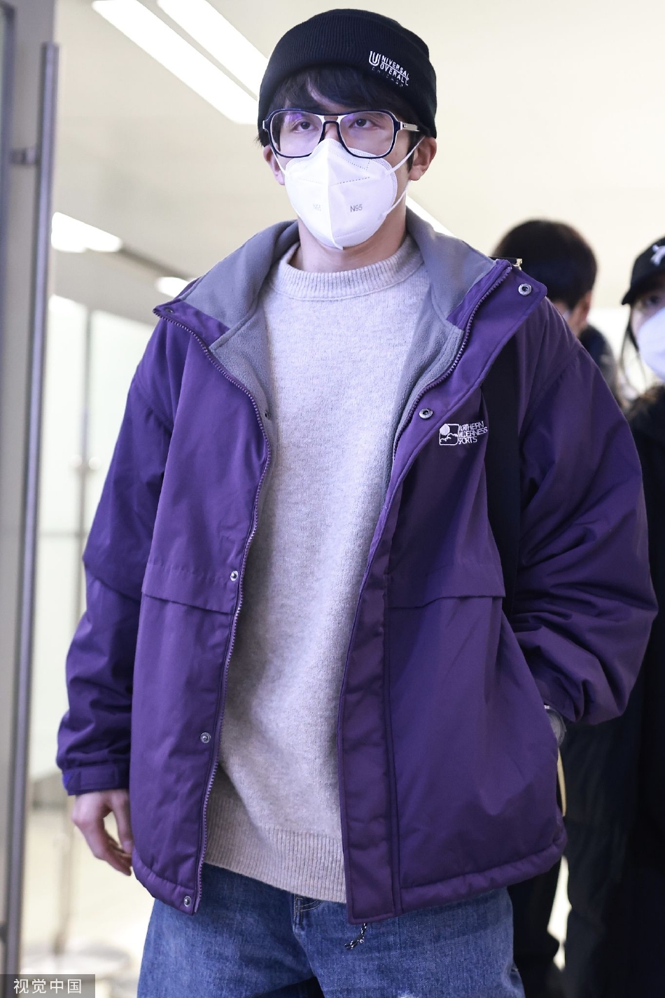 组图：张新成穿紫色外套现身机场 手拿小巧包包帅气有型