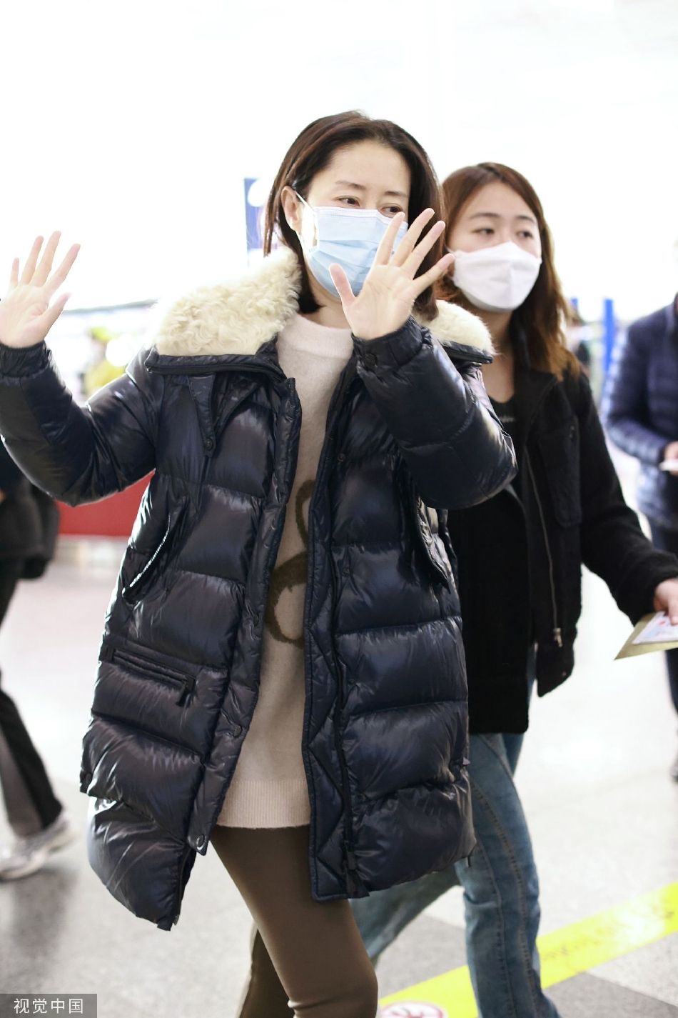 组图:刘敏涛穿搭低调机场出行 与粉丝互动签名热情亲切_高清图集_新浪