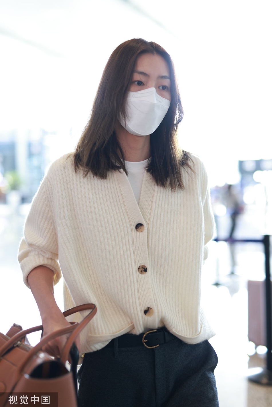 组图:刘雯穿白色针织外套现身机场 棕色短发显干净利落_高清图集_新浪