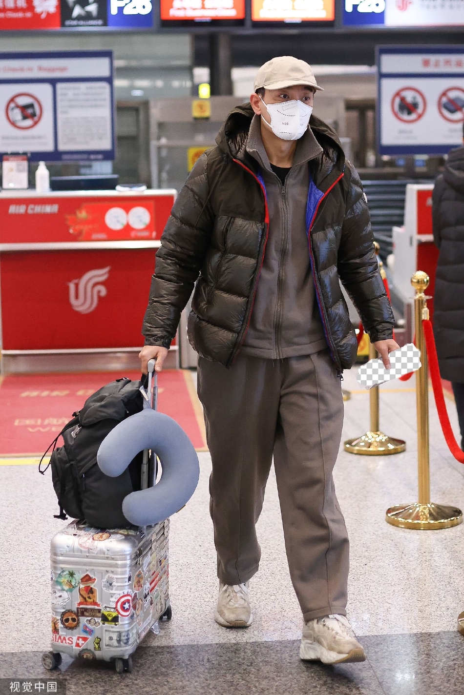 组图：李光洁休闲装扮现身机场 戴鸭舌帽手拉行李箱十分抢眼