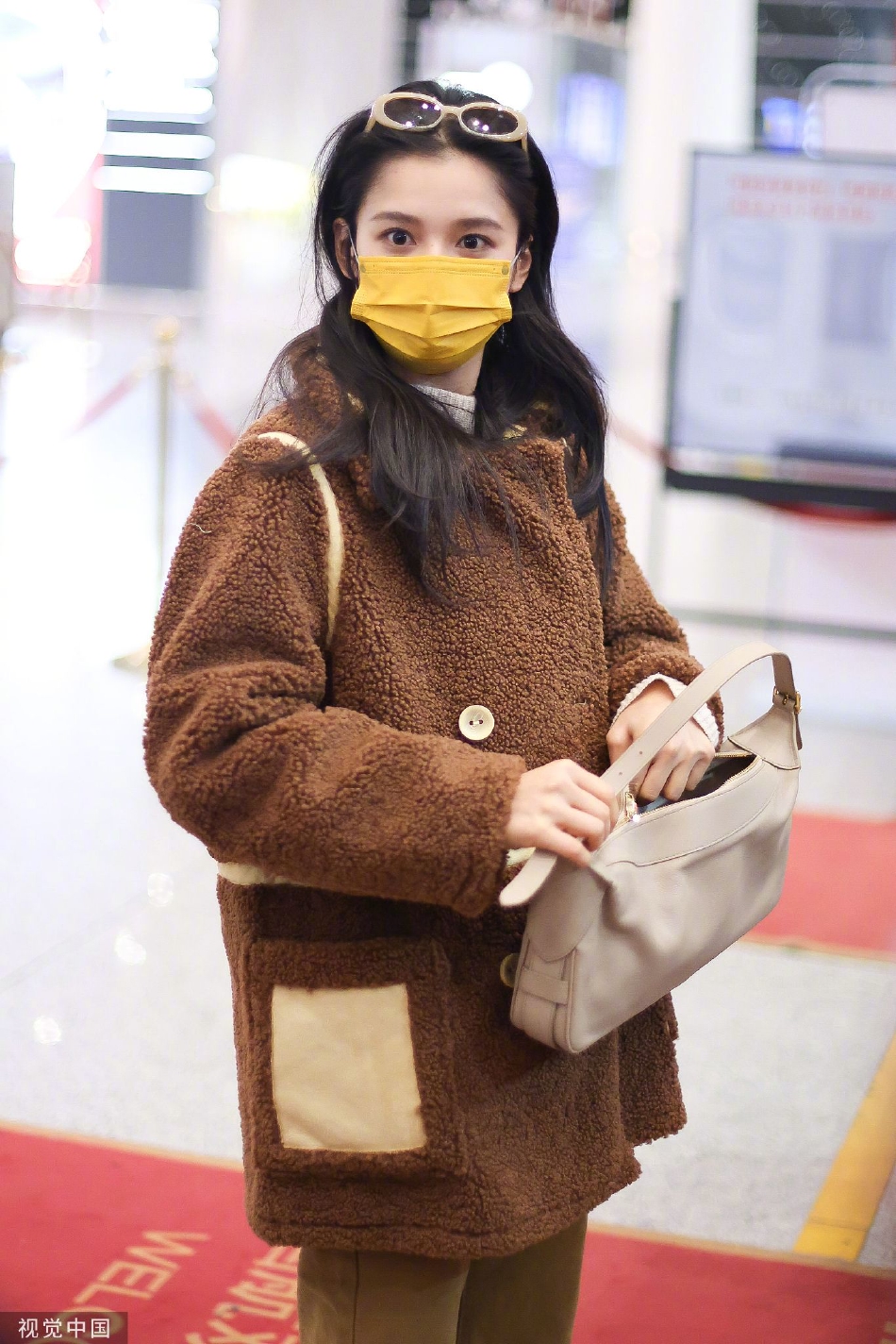 组图：张婧仪穿羊羔绒外套现身机场 戴黄框眼镜穿着保暖气质好