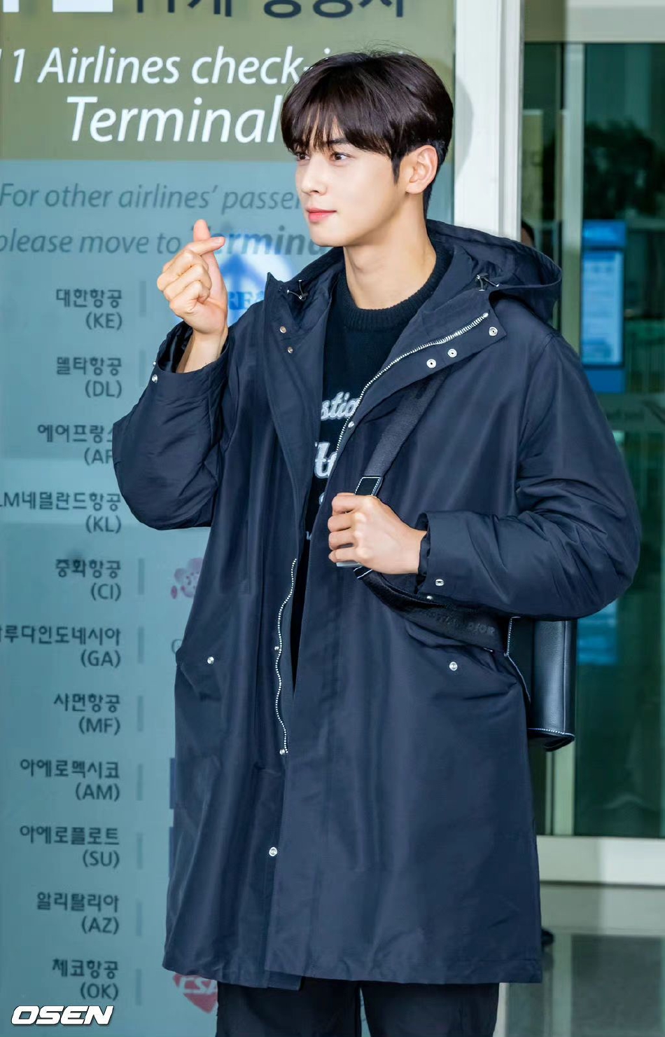 组图:车银优现身机场前往巴黎时装周 穿黑色毛衣对镜比心好帅气_高清