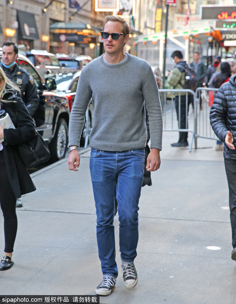 组图：亚历山大·斯卡斯加德录制节目穿灰色毛衣身形优越第5张图片