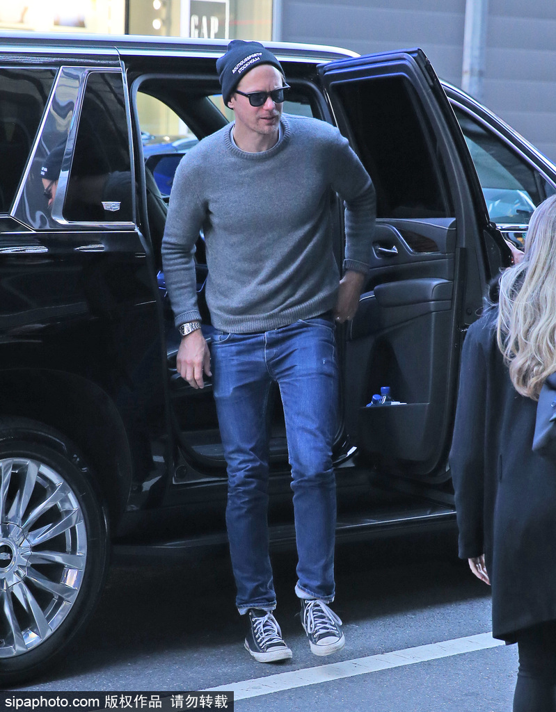 组图：亚历山大·斯卡斯加德录制节目穿灰色毛衣身形优越第1张图片