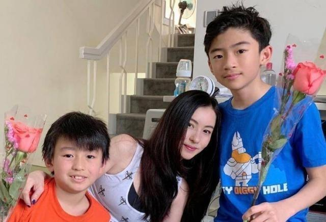 组图：张柏芝晒与长子贴脸合影Lucas身高超妈妈伸手比耶第4张图片