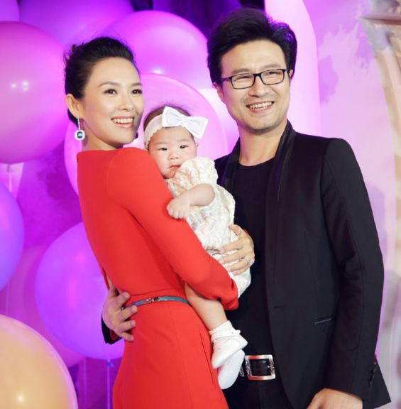 组图：章子怡带儿女公园玩耍被拍与醒醒坐海盗船温馨十足第6张图片