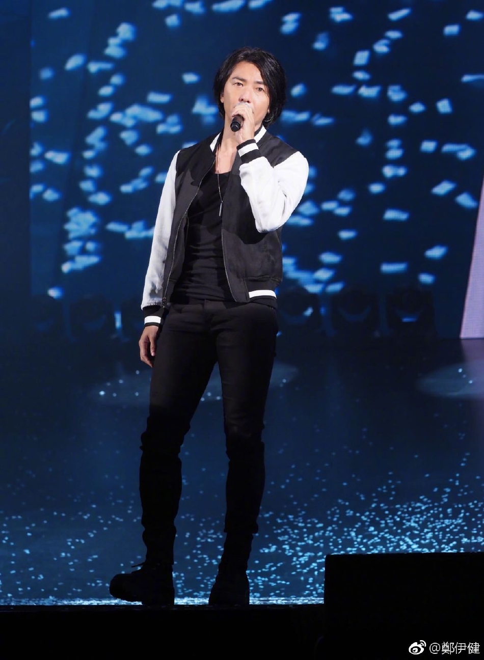 组图:54岁郑伊健近照曝光 发型随性穿着休闲低调拍摄新剧