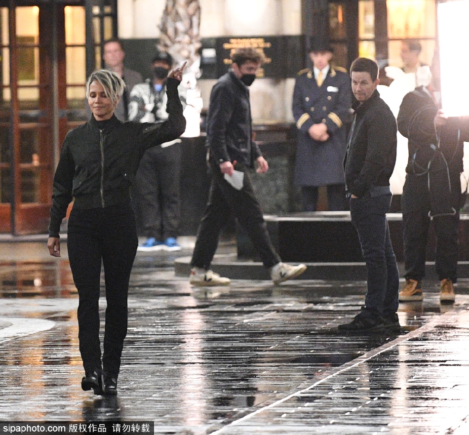 组图：哈莉·贝瑞抱暖手宝现身片场与马克·沃尔伯格飙戏第2张图片