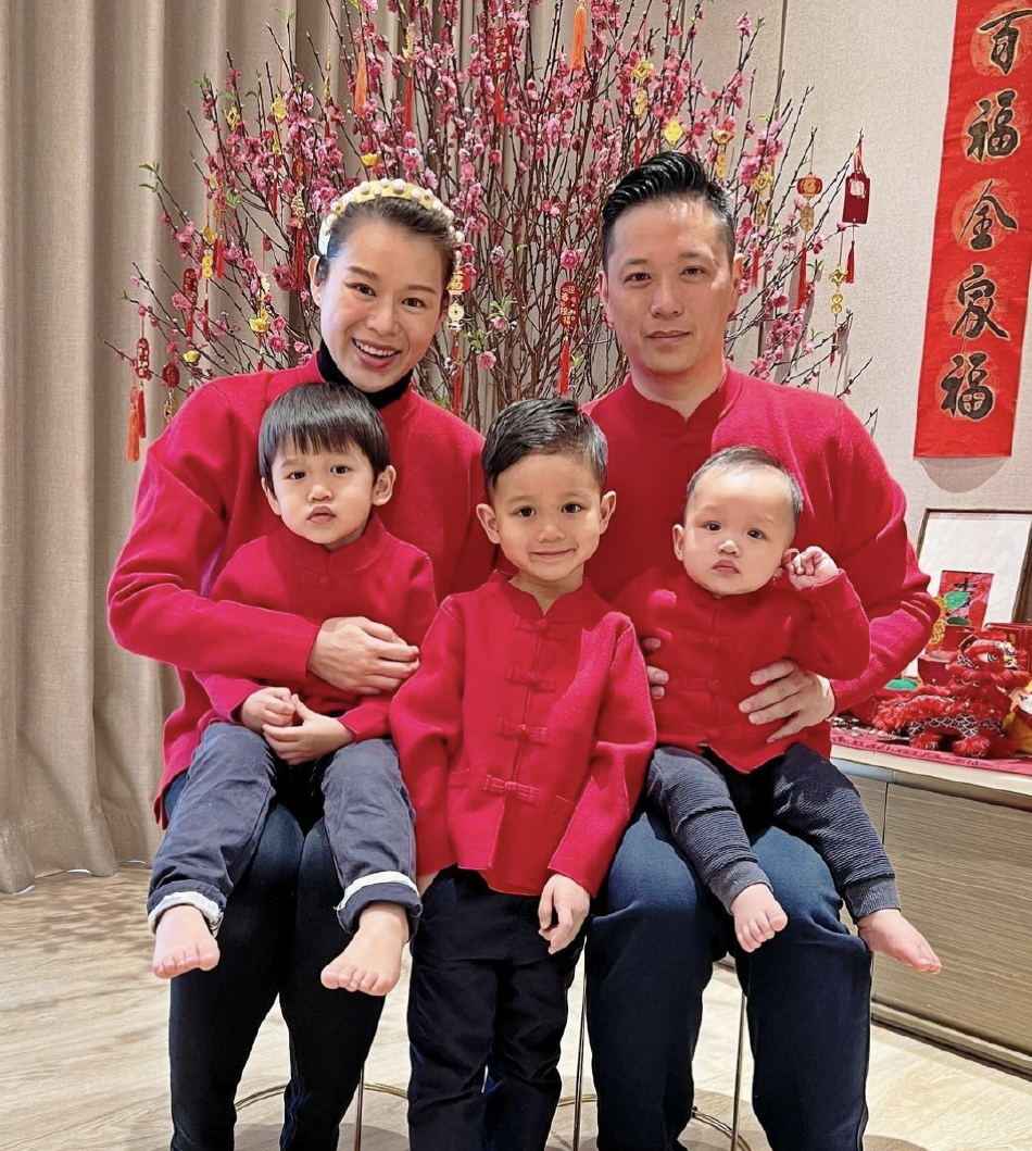 组图：胡杏儿老公李乘德晒带娃照Brendan给弟弟喂食好懂事第5张图片