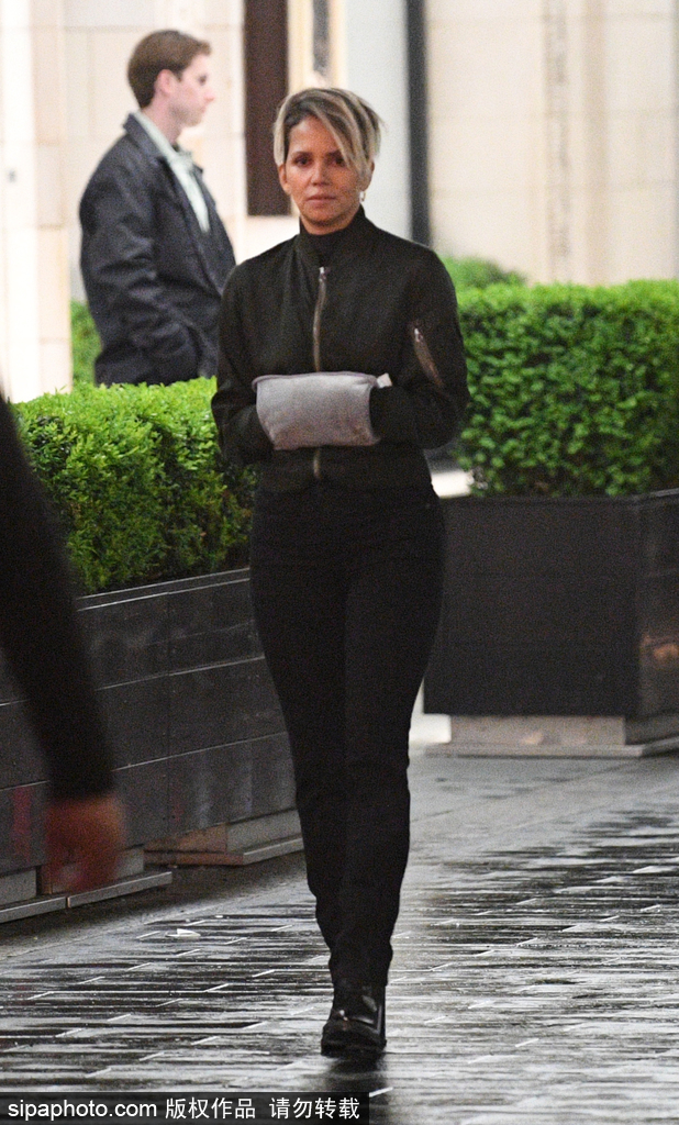 组图：哈莉·贝瑞抱暖手宝现身片场与马克·沃尔伯格飙戏第1张图片