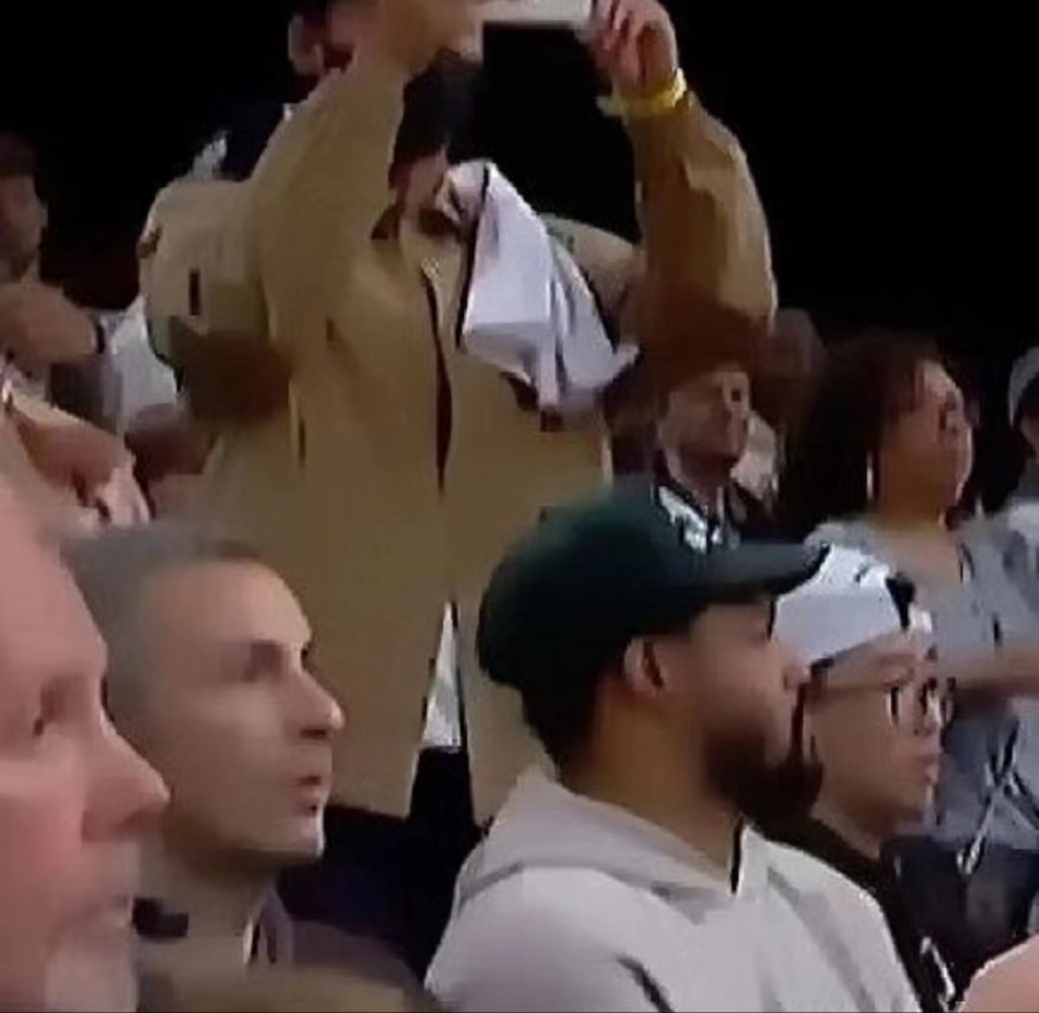 组图：甜蜜满分！玄彬孙艺珍看球赛被网友偶遇